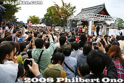 Everyone snap away with their camera phones when Sento-kun got on stage.
Keywords: shiga hikone mascot character costume yuru-kyara festival matsuri 