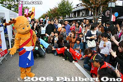 Sento-kun in front of his PR booth ogled by a large crowd. We couldn't touch him.
Keywords: shiga hikone mascot character costume yuru-kyara festival matsuri 