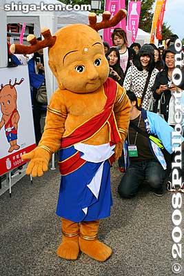 Sento-kun in his trademark pose. Also see my [url=http://www.youtube.com/watch?v=GqTco0H16uM]YouTube video here.[/url]
Keywords: shiga hikone mascot character costume yuru-kyara festival matsuri 