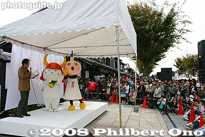 Hiko-nyan did not walk around the road. He only appeared on stage as an "escort" for the mascots being introduced every 15 min. all day.
Keywords: shiga hikone mascot character costume yuru-kyara festival matsuri 