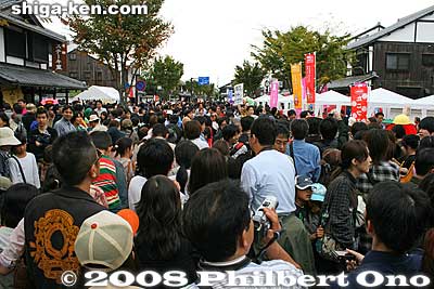 The crowd at its thickest.
Keywords: shiga hikone mascot character costume yuru-kyara festival matsuri 