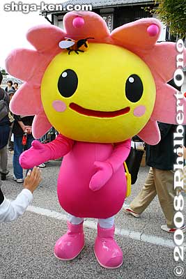 Another cutie is Mimi-chan from Minami-ku, Sakai, Osaka Pref. A female flower promoting Minami-ku. Notice the bee on her forehead. みみちゃん (大阪 堺市南区)
Keywords: shiga hikone mascot character costume yuru-kyara festival matsuri 