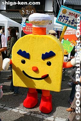 I thought this was another piece of toast walking around, and I think I was right. Name's Kawarakki to promote healthy meals for children, from Takahama, Aichi Pref. かわら食人 カワラッキー (愛知 高浜市）
Keywords: shiga hikone mascot character costume yuru-kyara festival matsuri 