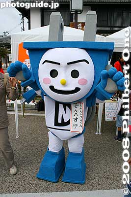 Dennosuke plugging the Nipponbashi electronics district in Naniwa-ku, Osaka. There's a power cord on his back too. でんのすけ (大阪　大阪市浪速区）
Keywords: shiga hikone mascot character costume yuru-kyara festival matsuri 
