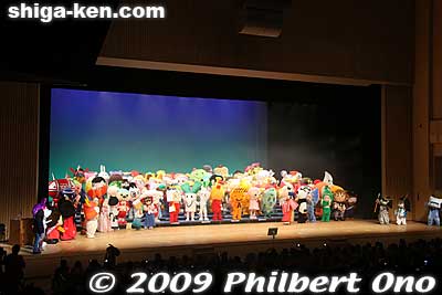 Then the curtain was lifted to show all the mascot characters as the audience began snapping pictures in a frenzy.
Keywords: shiga hikone yuru-kyara mascot character festival 