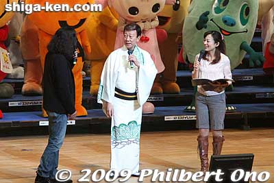 Some talking between Hashi and Miura. (The woman is the MC.)
Keywords: shiga hikone yuru-kyara mascot character festival 