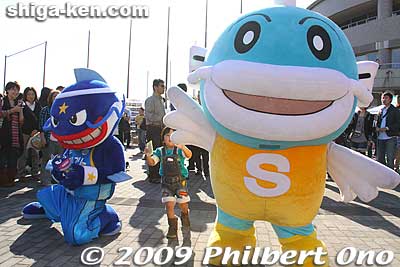 Two catfishes: Magnee (Shiga Lakestars mascot) and Caffy (sports mascot).
Keywords: shiga hikone yuru-kyara mascot character festival shigamascot