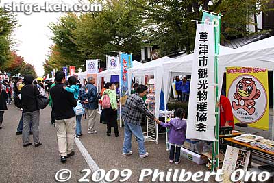 Hardly anyone patronized the booths. Everyone was busy chasing after and photographing numerous mascot characters. Over 70,000 people attended the festival during the three days. 夢京橋キャッスルロード
Keywords: shiga hikone yuru-kyara mascot character festival 