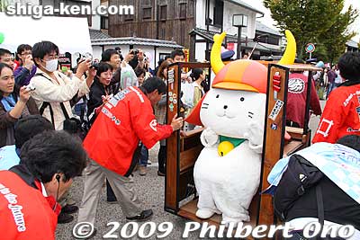 Hiko-nyan is the most popular character, but he was least seen and not available to the public. No one could get close.
Keywords: hikone matsuri10 shigamascot