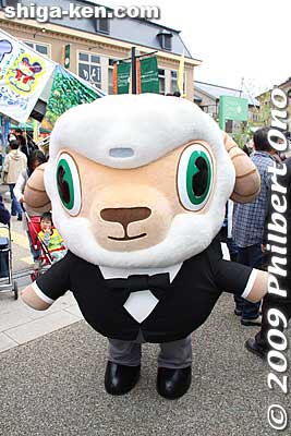 Adjacent to the Castle Road is Yonbancho Square shopping mall which was also crawling with mascot characters. 四番町スクエア
