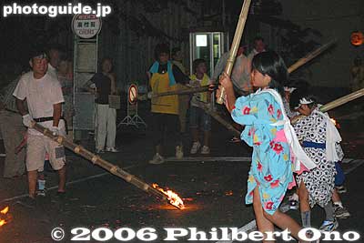 During the procession, children use sticks to hit the torch flame. They had great fun.
Keywords: japan shiga hino-cho fire festival hifuri matsuri