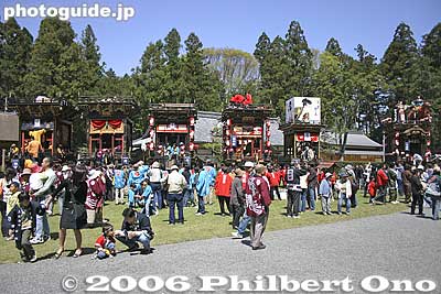 The 16 floats start entering the shrine grounds during 9:30 - 11:00 am.
Keywords: shiga hino-cho matsuri festival float