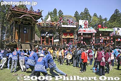 One by one, all the floats gather at the shrine.
Keywords: shiga hino-cho matsuri festival float shigabestmatsuri
