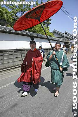 Shrine priest in the procession heading for the Otabisho.
Keywords: shiga hino-cho matsuri festival float