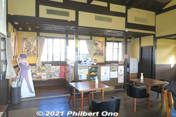 Hino Station now has a nice community space named "Nanairo" that serves as a cafe, tourist information space, and waiting room for passengers. Tourist pamphlets are on the left.
Keywords: shiga hino station Ohmi Railways omi