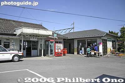 Hino Station on the Ohmi Tetsudo railway before the building was renovated in 2019. On the right was the tourist info office. 近江鉄道　日野駅
Keywords: shiga hino station Ohmi Railways