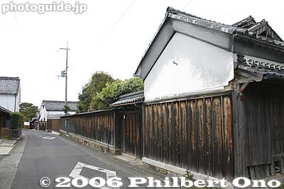 Hino was home to many Omi merchants who plied up and down Japan during the Edo Period to sell and trade their wares. They became quite successful selling medicines, lacquerware, sake, etc. Those from Hino were called Hino shonin (Hino merchants).
Keywords: shiga hino-cho omi merchants