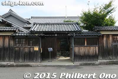 Entrance to the Omi Hino Shonin Furusato-kan (近江日野商人ふるさと館). On the road leading to the entrance of Umamioka Watamuki Shrine.
Yamanaka Shokichi was a Hino merchant born in 1809. He became a sake brewer in Shizuoka Prefecture. By the 1920s, his family became one of Shizuoka's most successful sake brewers.
Keywords: shiga hino-cho house home omi hino shonin merchant Furusato-kan