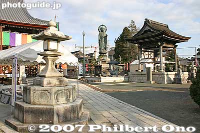 Stone lantern, giant Jizo, and temple bell
Keywords: shiga nagahama kinomoto-cho jizo-in buddhist temple