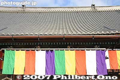 Flags and temple roof.
Keywords: shiga nagahama kinomoto-cho jizo-in buddhist temple