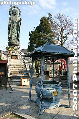 Giant Jizo statue and incense burner, Kinomoto Jizo-in, Shiga 木之本地蔵院
Keywords: shiga nagahama kinomoto-cho jizo-in buddhist japantemple
