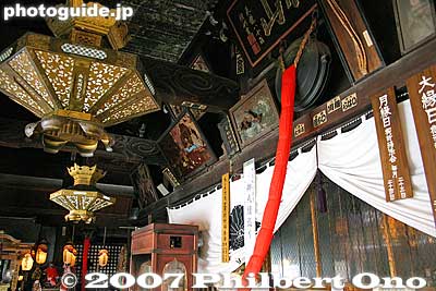 Red rope for ringing a bell.
Keywords: shiga nagahama kinomoto-cho jizo-in buddhist temple