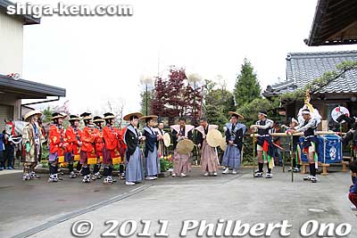 The festival is a procession combined with Shinto ceremonies. The procession was to arrive at Aburahi Shrine at 10:30 am. Before proceeding to the shrine, the group had a pep talk in their neighborhood.
Keywords: shiga koka aburahi matsuri shrine 