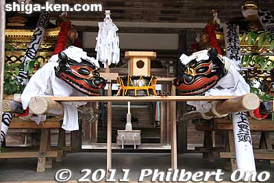 Lion heads.
Keywords: shiga koka aburahi matsuri shrine 