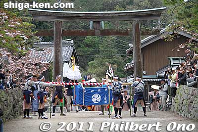 The procession's yakko-furi (medieval marching dancers) consists of three units. This first unit is the Nagamochi-yakko who are coolies carrying a long crate. They mimick the laborers who carried luggage for traveling samurai contingents.
Keywords: shiga koka aburahi matsuri shrine 