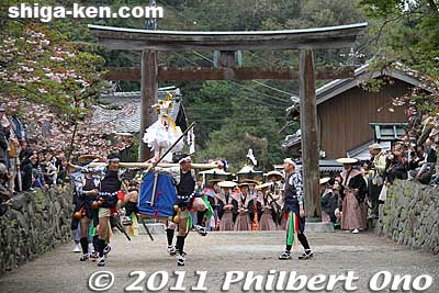 The Nagamochi yakko (luggage coolies) group arrive at the shrine. 長持奴
Keywords: shiga koka aburahi matsuri shrine 