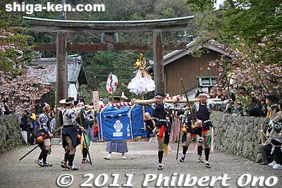 The Nagamochi-yakko sing a humorous song as they carry the long crate in very stylized strides. Every so often, they stop and sing. 長持奴
Keywords: shiga koka aburahi matsuri shrine 