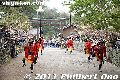 They slowly make their way to the shrine as they perform their song and dance.
Keywords: shiga koka aburahi matsuri shrine 