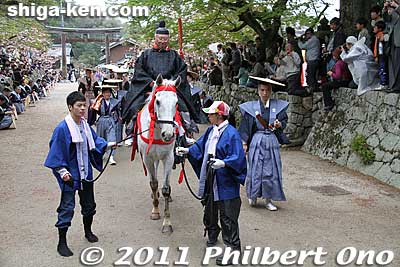 The priest on horseback arrives at Aburahi Shrine. 頭殿
Keywords: shiga koka aburahi matsuri shrine 