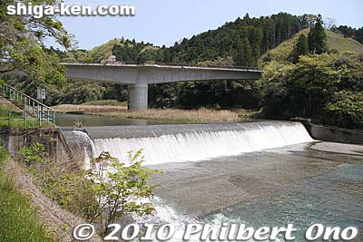 Behind the shrine is Yasu River which apparently often flooded the area in the old days. 野洲川
Keywords: shiga koka tsuchiyama tagi jinja shrine shinto
