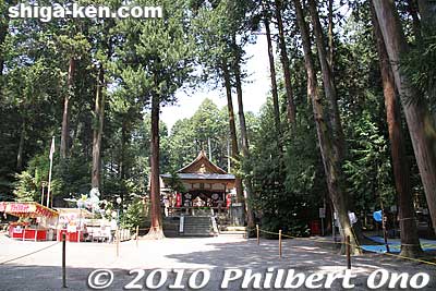 This is the area (called baba 馬場) where the Kenketo Odori will be performed. The boys will proceed up this path toward the shrine, while a crowd will watch on both sides.
Keywords: shiga koka tsuchiyama tagi jinja shrine shinto 