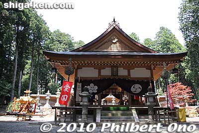 Haiden Hall was rebuilt anew in 2005.
Keywords: shiga koka tsuchiyama tagi jinja shrine shinto 
