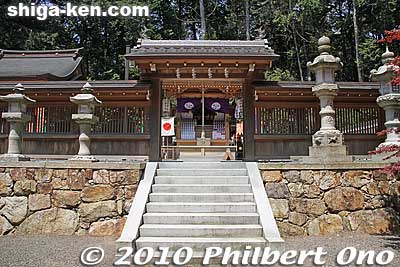Tagi Jinja actually consists of two shrines. One is this Tagi Daimyojin-no-Miya Shrine mainly dedicated to a god called Haya-akitsu-Hiko-no-Mikoto (速秋津比古之命) and Haya-akitsu-Hime-no-Mikoto (速秋津比　之命). 龍樹大明神宮
Keywords: shiga koka tsuchiyama tagi jinja shrine shinto 