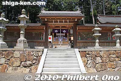 The other shrine is Tenmangu dedicated to Sugawara Michizane, god of scholarly learning. Popular with students. 天満宮
Keywords: shiga koka tsuchiyama tagi jinja shrine shinto 