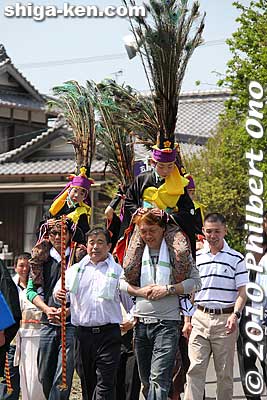 Kenketo dancers, wearing peacock feathers, are carried on shoulders.
Keywords: shiga koka tsuchiyama tagi jinja shrine shinto kenketo matsuri festival odori dance 