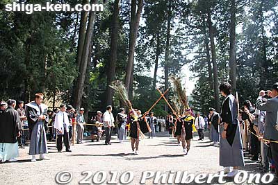 They perform the baba odori kenketo dance at the baba area.
Keywords: shiga koka tsuchiyama tagi jinja shrine shinto kenketo matsuri festival odori dance 