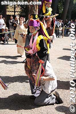 Up they go on human shoulders.
Keywords: shiga koka tsuchiyama tagi jinja shrine shinto kenketo matsuri festival odori dance 