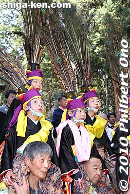 Kenketo dancers wearing peacock, pheasant and other bird feathers. Their feathered cap is called shagama. シャガマ
Keywords: shiga koka tsuchiyama tagi jinja shrine shinto kenketo matsuri festival odori dance 