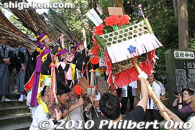 The first hanagasa went directly to the kenketo dancers. They pulled out the little sticks attached with things like towels, gloves, and maybe some cash.
Keywords: shiga koka tsuchiyama tagi jinja shrine shinto kenketo matsuri festival odori dance 
