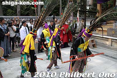 They danced in front of Tenmangu Shrine, then danced around the shrine a few times.
Keywords: shiga koka tsuchiyama tagi jinja shrine shinto kenketo matsuri festival odori dance 