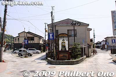After crossing the train tracks, you see this forked intersection. The road forks into three roads. The one in the middle is the old Tokaido Road. There is also a monument.
Keywords: shiga koka minakuchi-juku tokaido road post town 