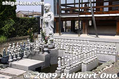Jizo statues next to the Daitokuji Temple Hondo Hall. 
Keywords: shiga koka minakuchi-juku tokaido road post town 