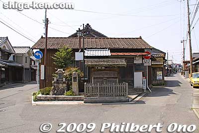 At the east end of Minakuchi-juku is the spot where the Kosatsu bulletin board stood. 
Keywords: shiga koka minakuchi-juku tokaido road post town 