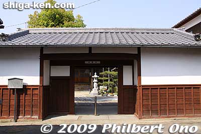 This front gate at Shintokuji temple was moved from a lord's residence within Minakuchi Castle. 真徳寺
Keywords: shiga koka minakuchi-juku tokaido road post town 