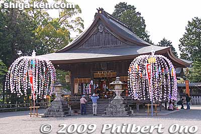 Minakuchi Shrine decorated for the Minakuchi Hikiyama Matsuri festival on April 19.
Keywords: shiga koka minakuchi-juku tokaido post town shinto shrine 