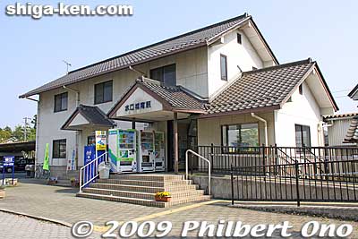 Minakuchi Jonan Station on the Omi Railway Line. The library, museum, Minakuchi Castle, and Minakuchi Shrine are near this station.
Keywords: shiga koka minakuchi-juku tokaido post town 